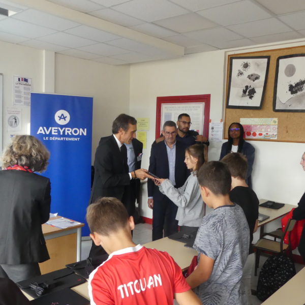 Distribution des ordinateurs aux collégiens